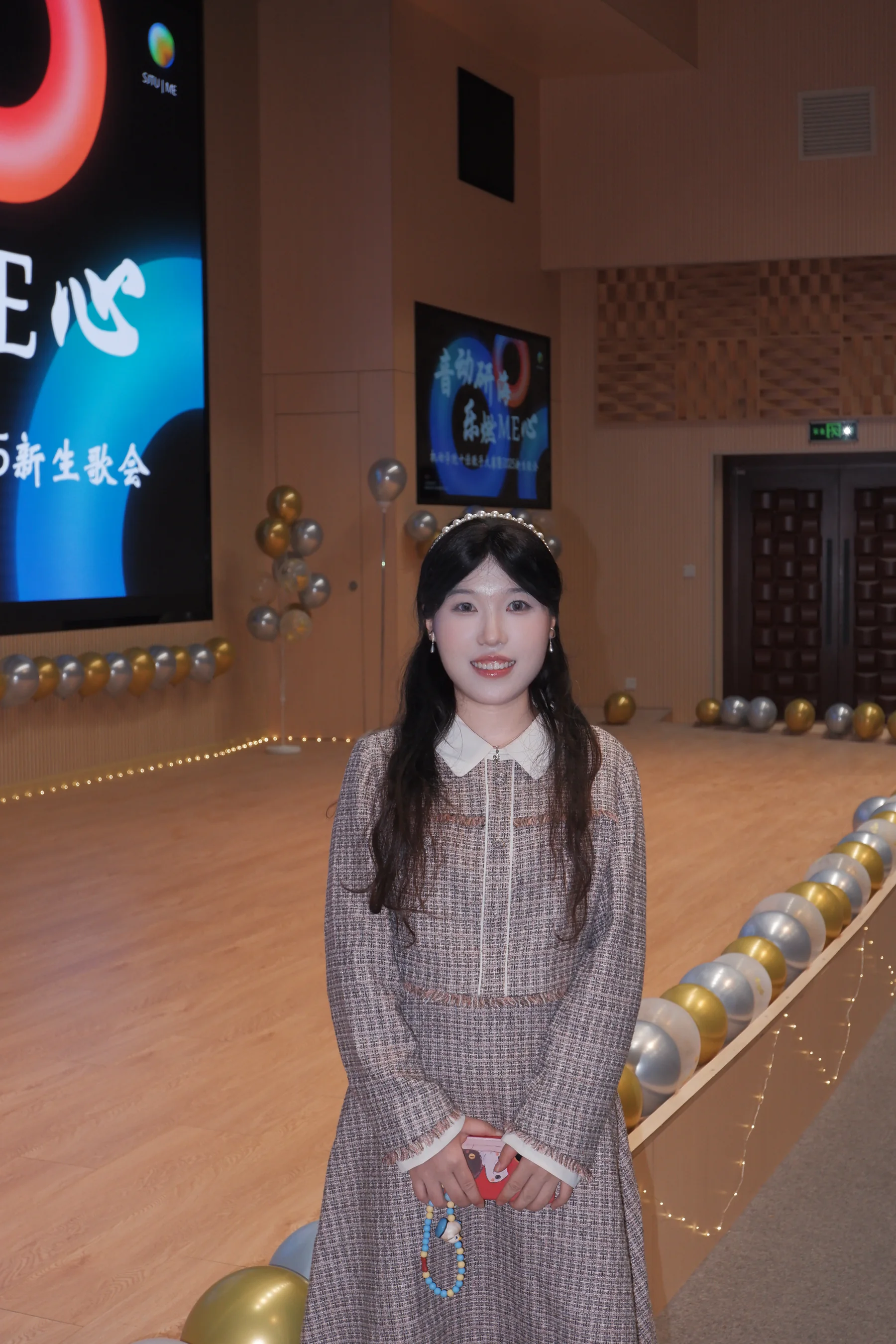 刘乐仪在校园十佳歌手大赛现场
